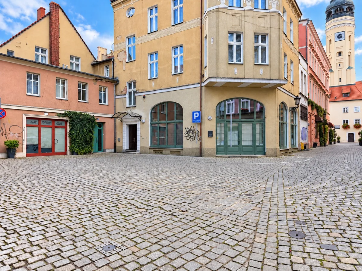 Miejski parking naprzeciwko biura przy Kościelnej 4